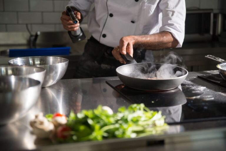 Koken met een pan op een inductiekookplaat — sfeerbeeld